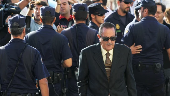 El exalcalde de la ciudad turística de Marbella Julián Muñoz llega al tribunal de Málaga el 28 de septiembre de 2010. El exalcalde de la ciudad turística de Marbella Julián Muñoz llega al tribunal de Málaga el 28 de septiembre de 2010.