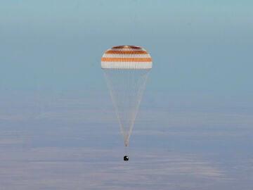 Nave Soyuz MS-25 en su aterrizaje