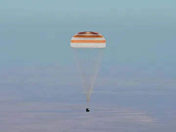 Nave Soyuz MS-25 en su aterrizaje Nave Soyuz MS-25 en su aterrizaje