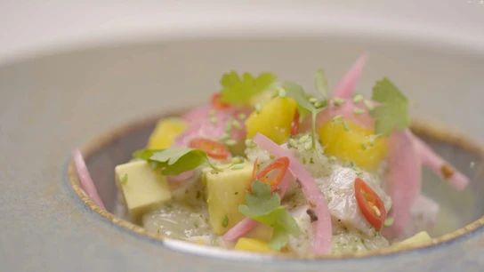 Ceviche clásico de corvina para 'Tradiciones peruanas' por Alberto Chicote. Imagen del plato de ceviche clásico de corvina, creado por el chef Alberto Chicote para el restaurante 'Tradiciones peruanas' de Pesadilla en la cocina.