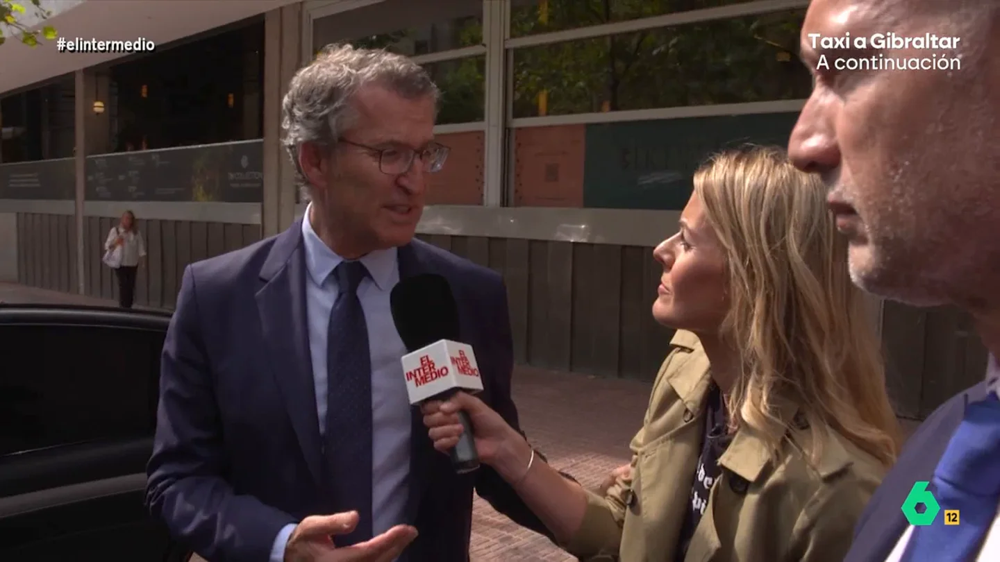 La pregunta de Andrea Ropero que hace reír a Feijóo: "¿Está hablando catalán en la intimidad?" La pregunta de Andrea Ropero que hace reír a Feijóo: "¿Está hablando catalán en la intimidad?"