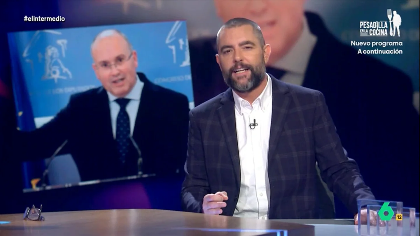 Dani Mateo, sobre Miguel Tellado: "Cada vez que sale a escena interpreta el 'Tenorio', pero no el Don Juan, sino el Manu" "Cuñado cenizo, tristón, con ese punto de amargura que cada vez que te ve te dice que la vida da asco". Así definía Esther Peña, portavoz del PSOE, a Alberto Núñez Feijóo. Dani Mateo lo analiza, así como la respuesta de Tellado, en este vídeo.