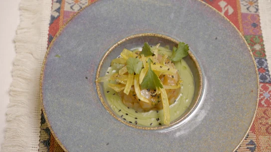 Tartar de langostinos con gazpacho de jalapeños y plátano frito por Alberto Chicote para 'Pesadilla en la cocina'. Tartar de langostinos con gazpacho de jalapeños y plátano frito por Alberto Chicote para 'Pesadilla en la cocina'.