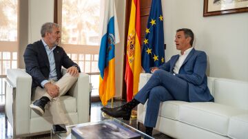 El presidente de Canarias, Fernando Clavijo, y el presidente del Gobierno, Pedro Sánchez