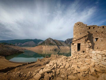 El libro que bucea en los pantanos del franquismo para recuperar la memoria de los pueblos ahogados en ellos