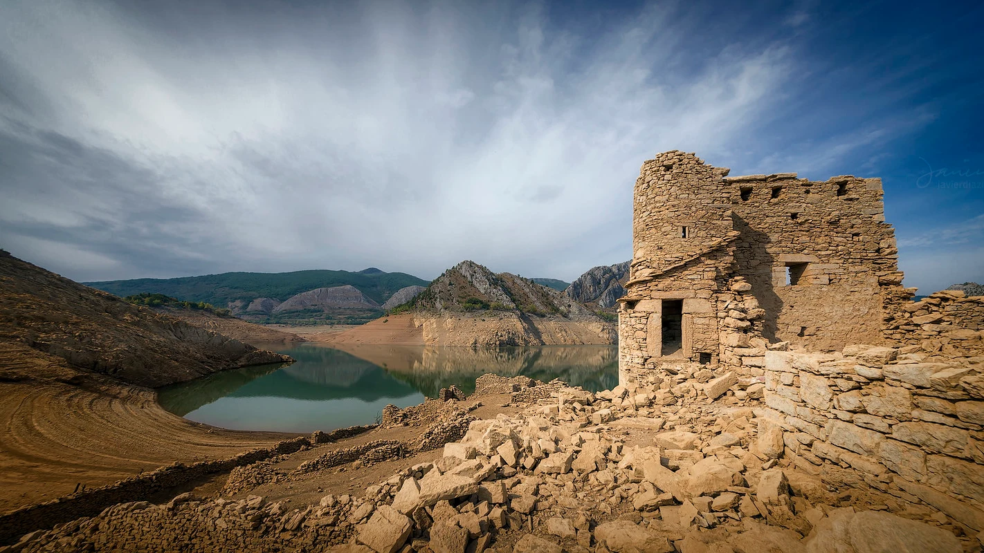 El libro que bucea en los pantanos del franquismo para recuperar la memoria de los pueblos ahogados en ellos