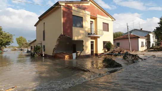 Las lluvias torrenciales provocan inundaciones en la región italiana de Toscana.  Las lluvias torrenciales provocan inundaciones en la región italiana de Toscana.