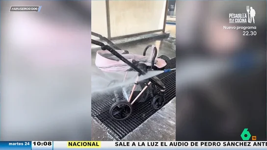 La surrealista técnica de mujer que limpia el carrito del bebé en el lavadero de coches de una gasolinera La surrealista técnica de mujer que limpia el carrito del bebé en el lavadero de coches de una gasolinera