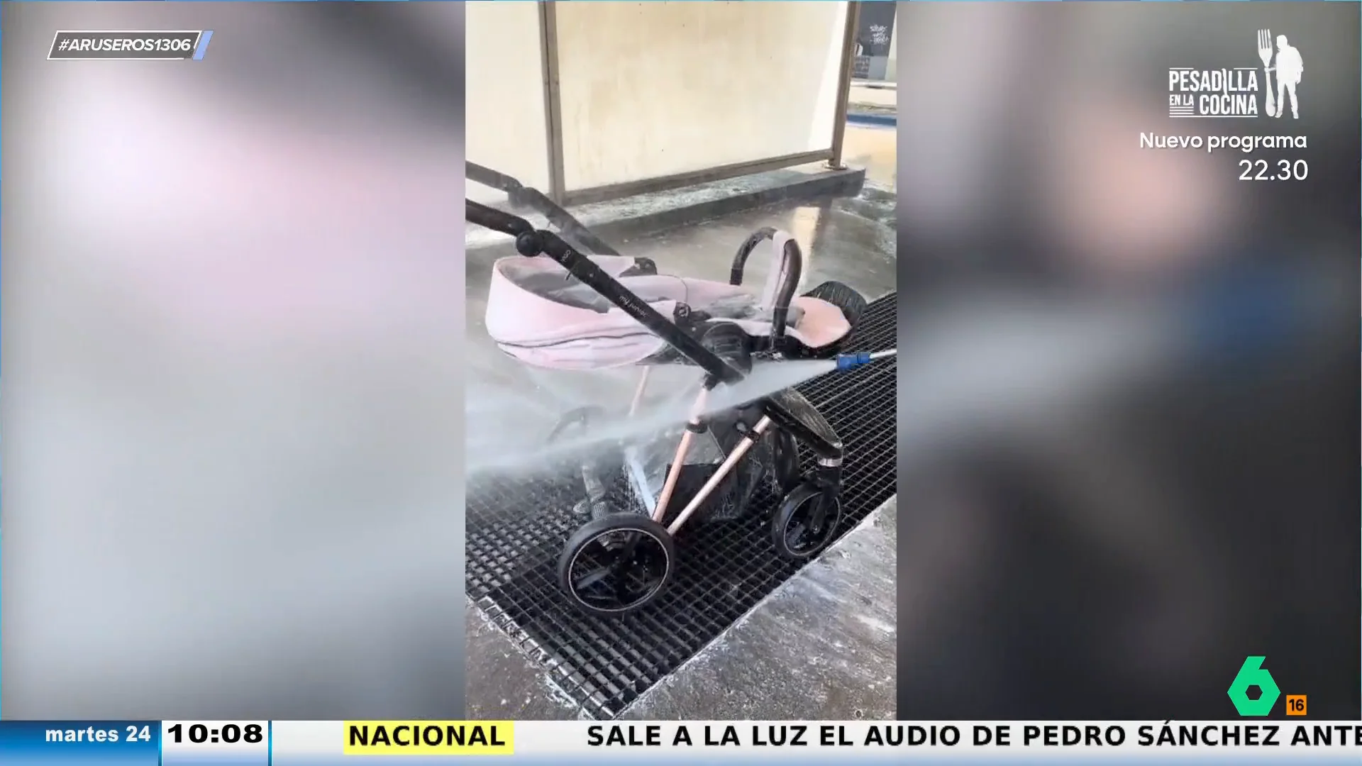 La surrealista técnica de mujer que limpia el carrito del bebé en el lavadero de coches de una gasolinera