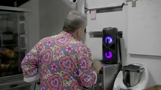 Alberto Chicota obliga a Jorge a apagar el altavoz y parar la "fiesta": "¿Es una discoteca o una cocina?" Alberto Chicota obliga a Jorge a apagar el altavoz y parar la "fiesta": "¿Es una discoteca o una cocina?"