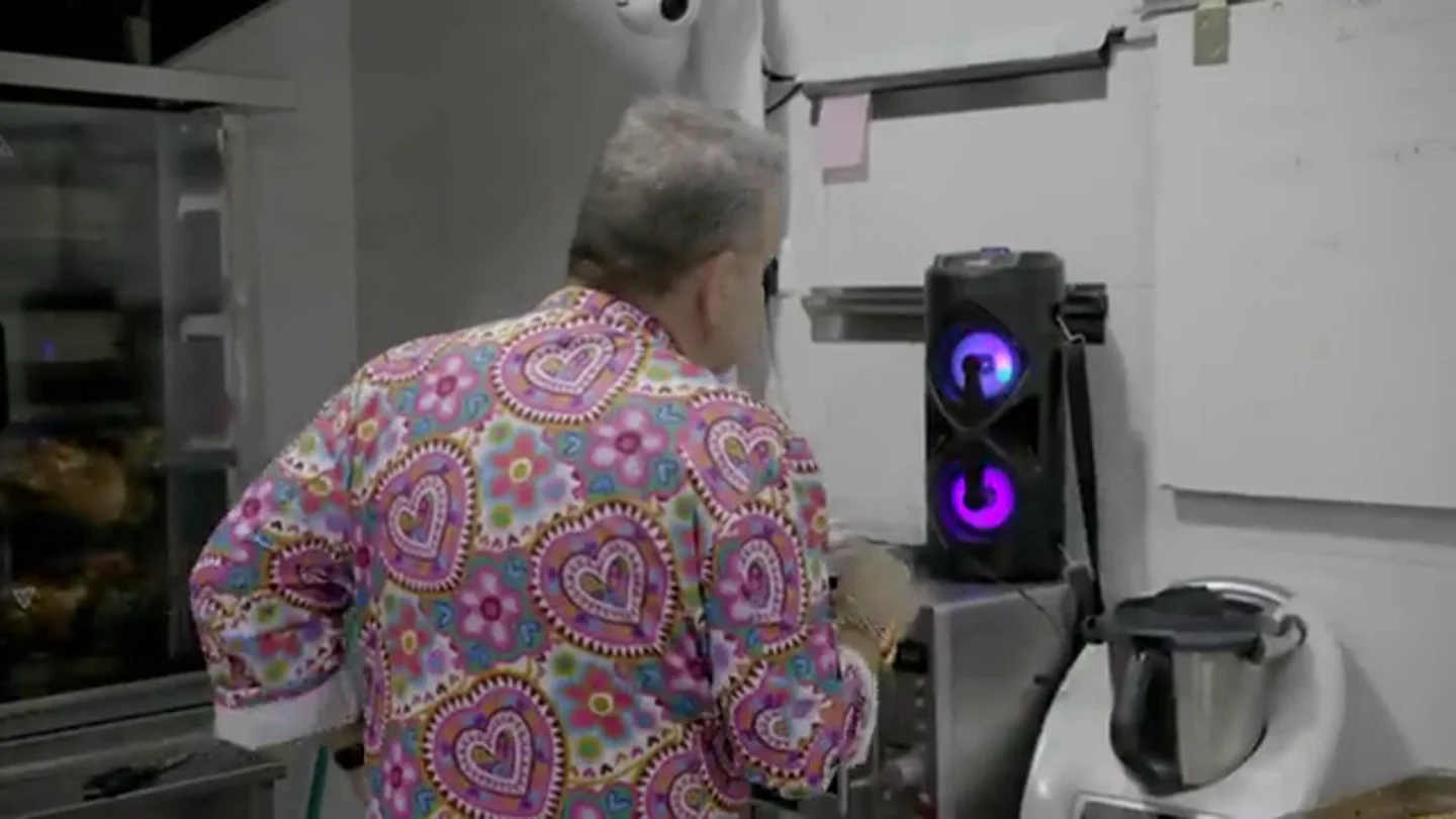 Alberto Chicota obliga a Jorge a apagar el altavoz y parar la "fiesta": "¿Es una discoteca o una cocina?" Alberto Chicota obliga a Jorge a apagar el altavoz y parar la "fiesta": "¿Es una discoteca o una cocina?"