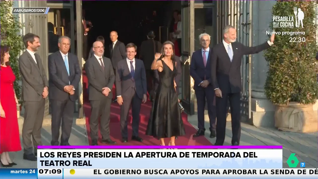 El espectacular vestido negro 'low cost' de la reina Letizia en la apertura de temporada del Teatro Real