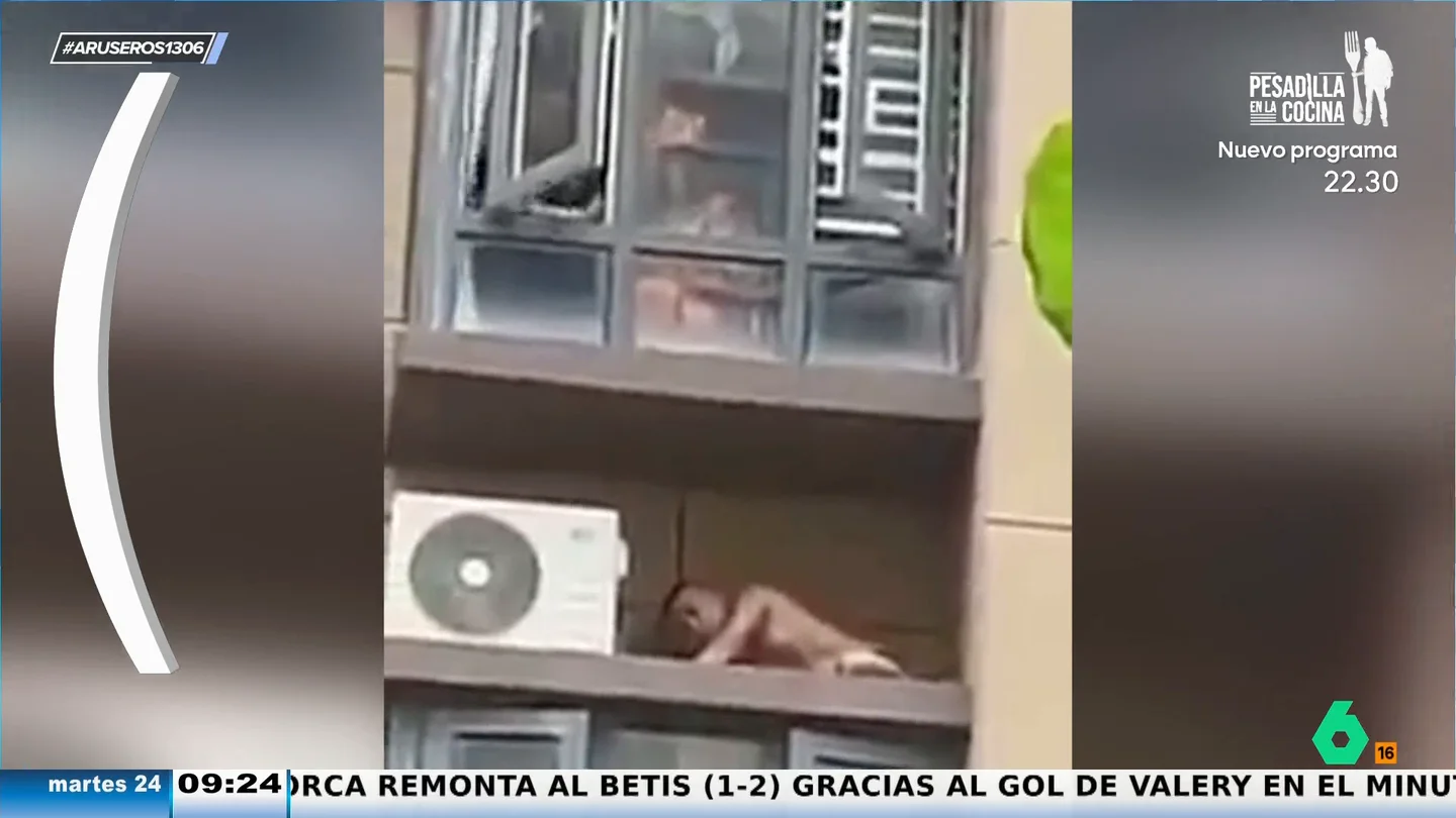 Un amante se esconde en un zulo debajo de la ventana para no ser pillado por el marido y el vecino lo graba Un amante se esconde en un zulo debajo de la ventana para no ser pillado por el marido y el vecino lo graba