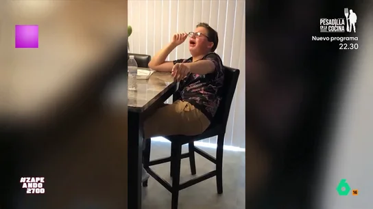 Un joven se pone filosófico por culpa de la anestesia que le han puesto en el dentista: "¿Qué es la vida?" La madre del joven decide grabarlo debido al efecto que ha tenido la anestesia en el joven. Además de confundir a su perra con un mapache, el joven se anima a bailar una canción que solo él conoce.