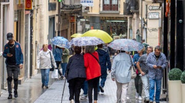 Vista de la lluvia en una calle de Teruel este sábado. 