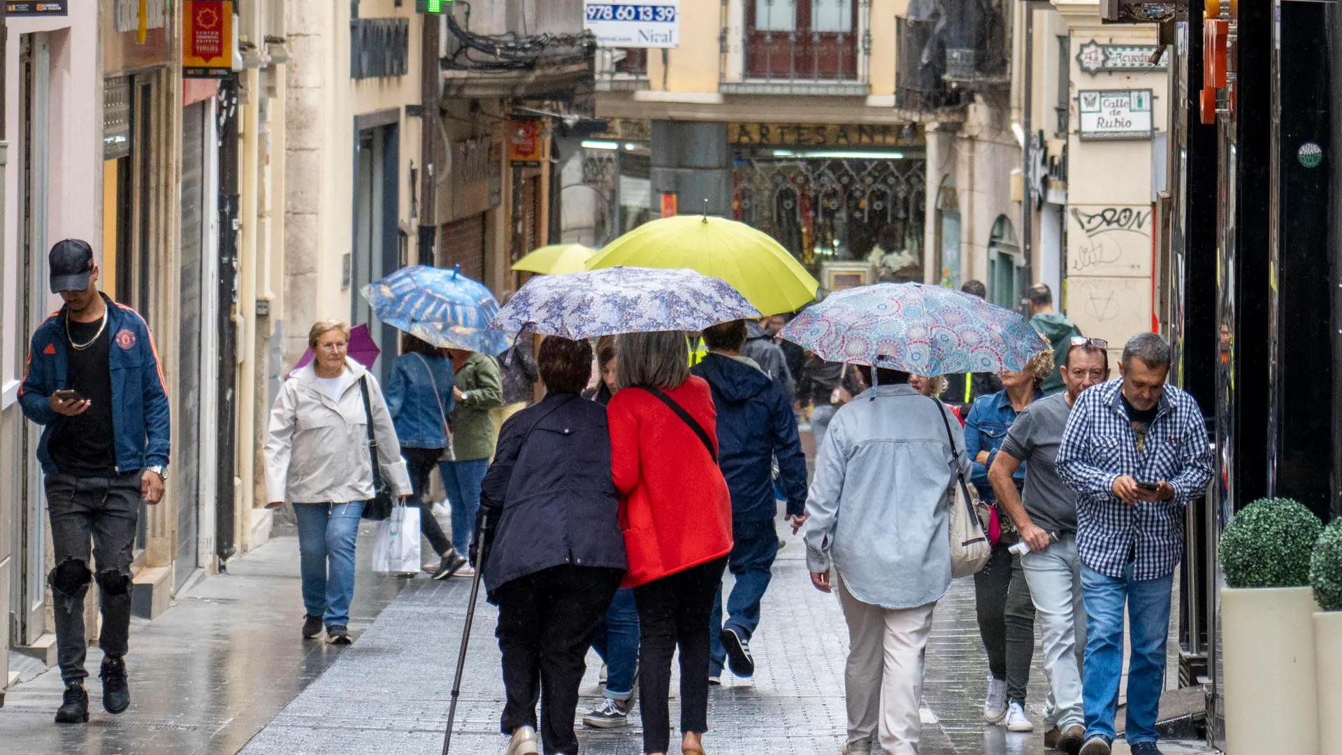 Vista de la lluvia en una calle de Teruel este sábado. 