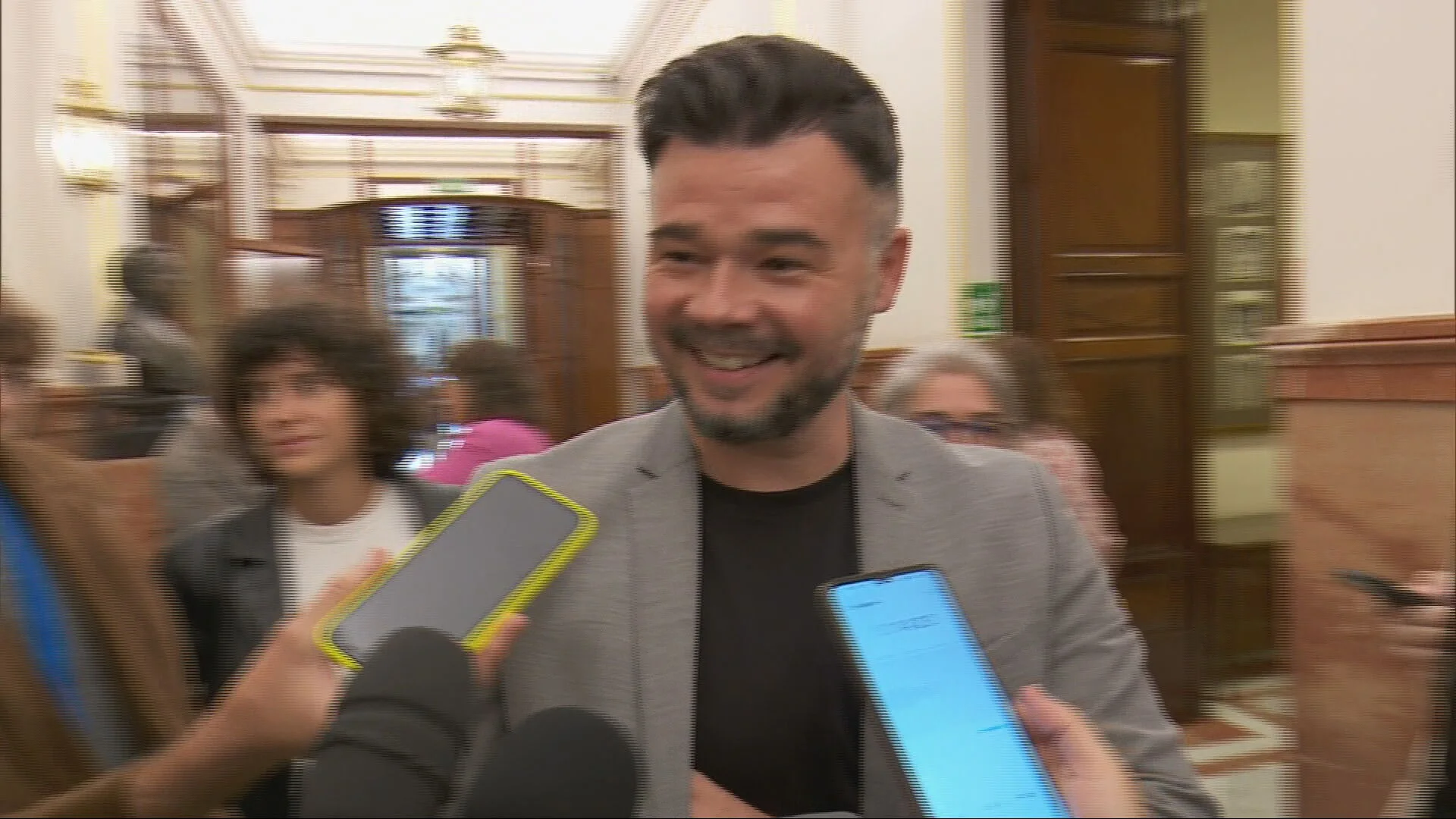 Gabriel Rufián, sonriente en los pasillos del Congreso de los Diputados