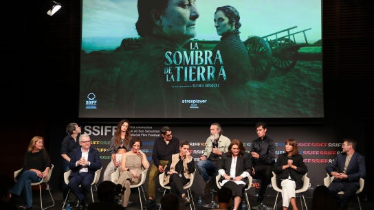 'La sombra de la tierra', la nueva serie original de atresplayer, aterriza en el Festival de San Sebastián