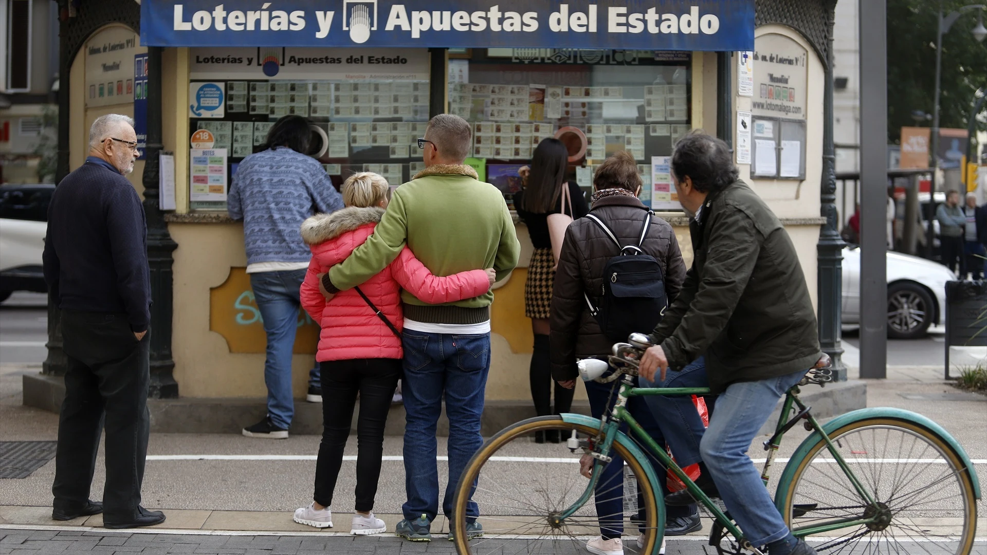 Gente esperando para comprar lotería a las puertas de una administración