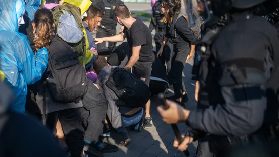 Cargas policiales durante una concentración de entidades y organizaciones sociales ante la Fira de Barcelona Gran Vía Cargas policiales durante una concentración de entidades y organizaciones sociales ante la Fira de Barcelona Gran Vía