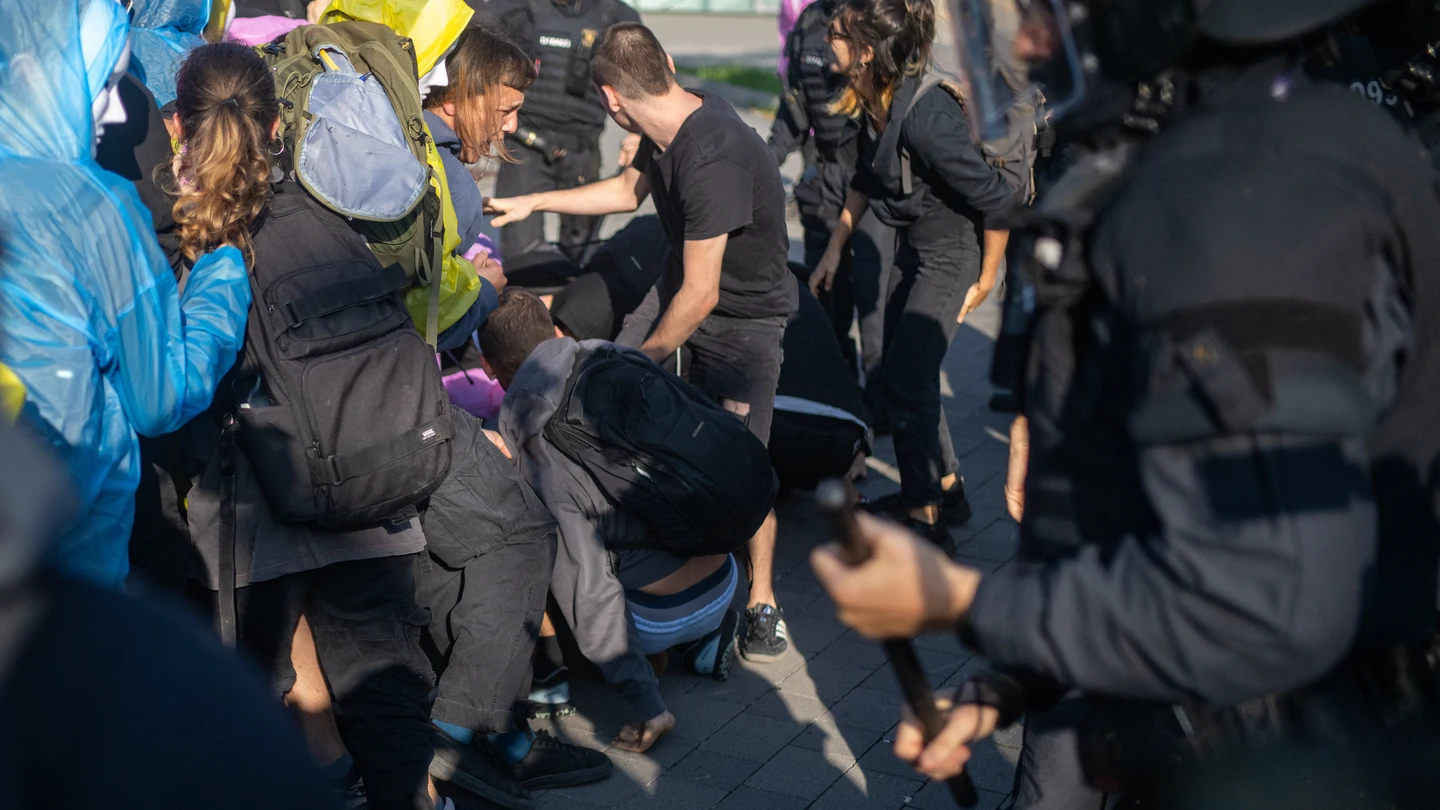 Cargas policiales durante una concentración de entidades y organizaciones sociales ante la Fira de Barcelona Gran Vía Cargas policiales durante una concentración de entidades y organizaciones sociales ante la Fira de Barcelona Gran Vía