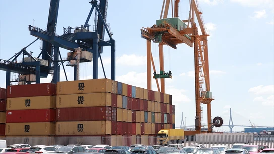 Grúas y contenedores en el puerto de Cádiz. Grúas y contenedores en el puerto de Cádiz.