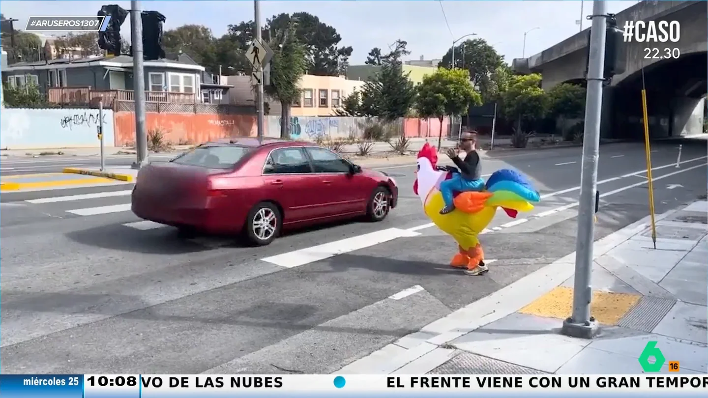 Un policía de EEUU se disfraza de pollo para pillar a los conductores que no ceden el paso a peatones Un policía de EEUU se disfraza de pollo para pillar a los conductores que no ceden el paso a peatones