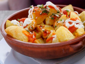 Plato de patatas bravas