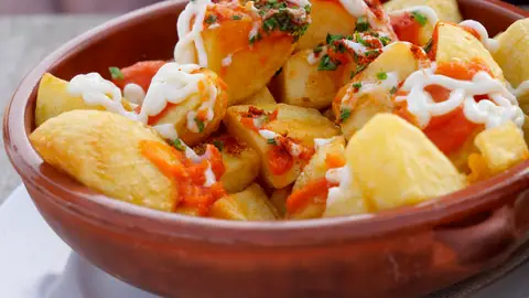 Plato de patatas bravas Plato de patatas bravas