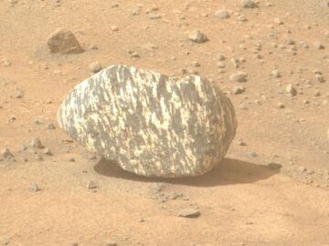 Imagen de la "piedra-cebra" descubierta en Marte