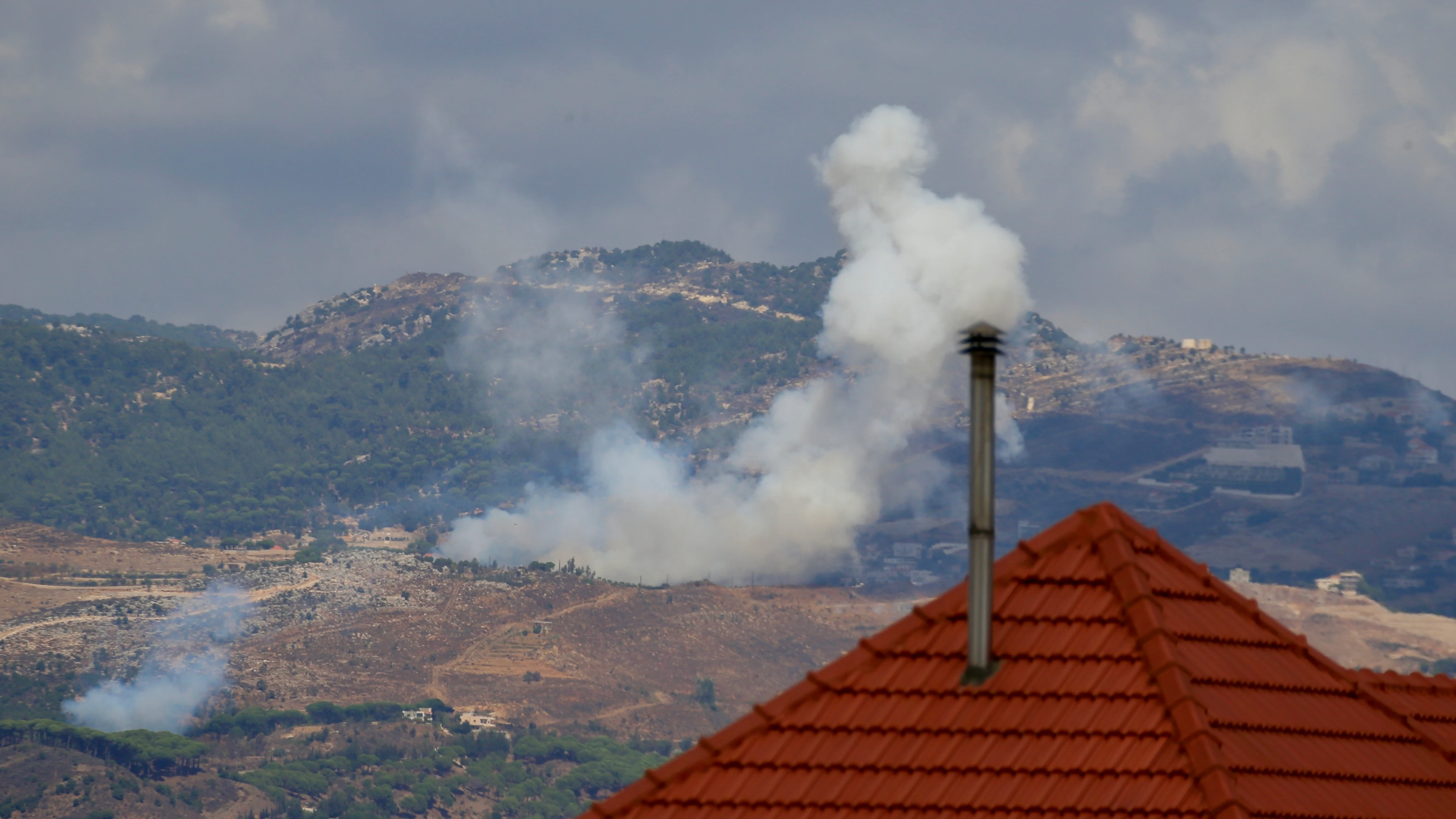 Columna de humo tras un bombardeo del Ejército de Israel contra Marjeyún, en el sur de Líbano