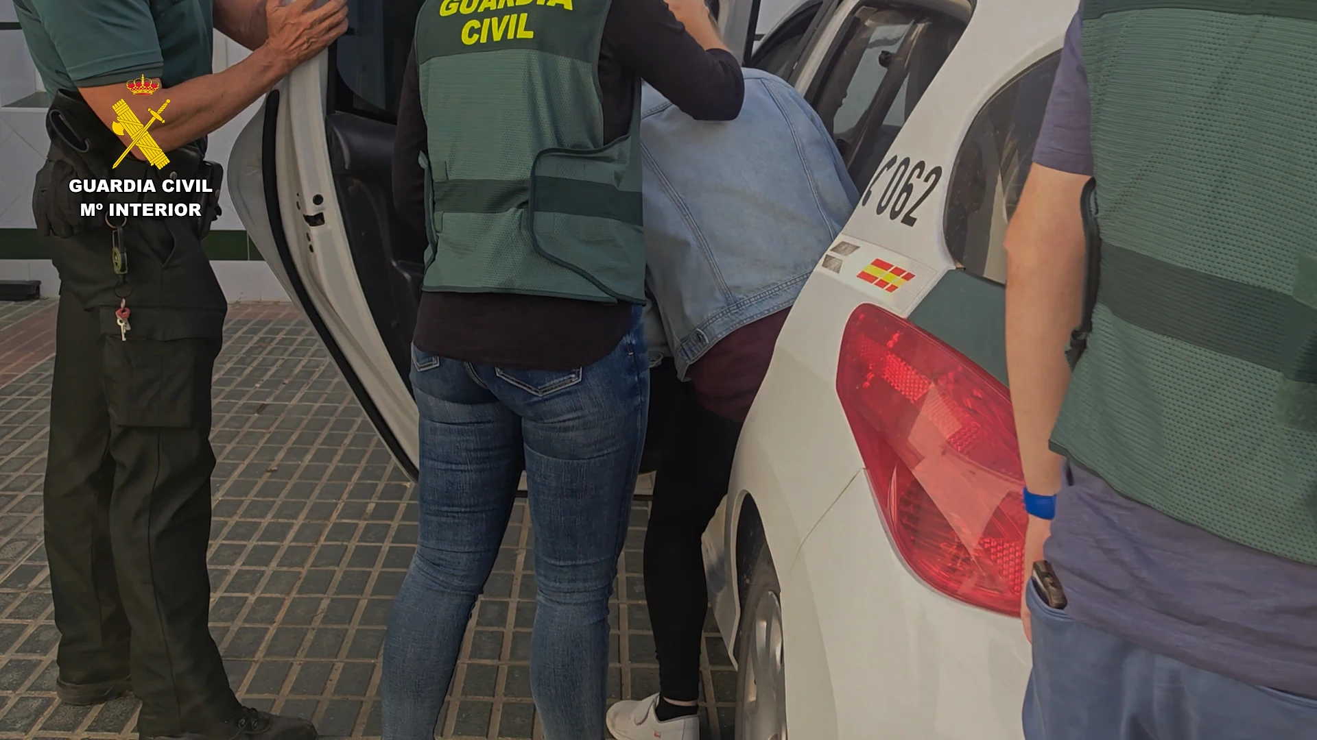 La detenida ingresa en el coche patrulla de la Guardia Civil