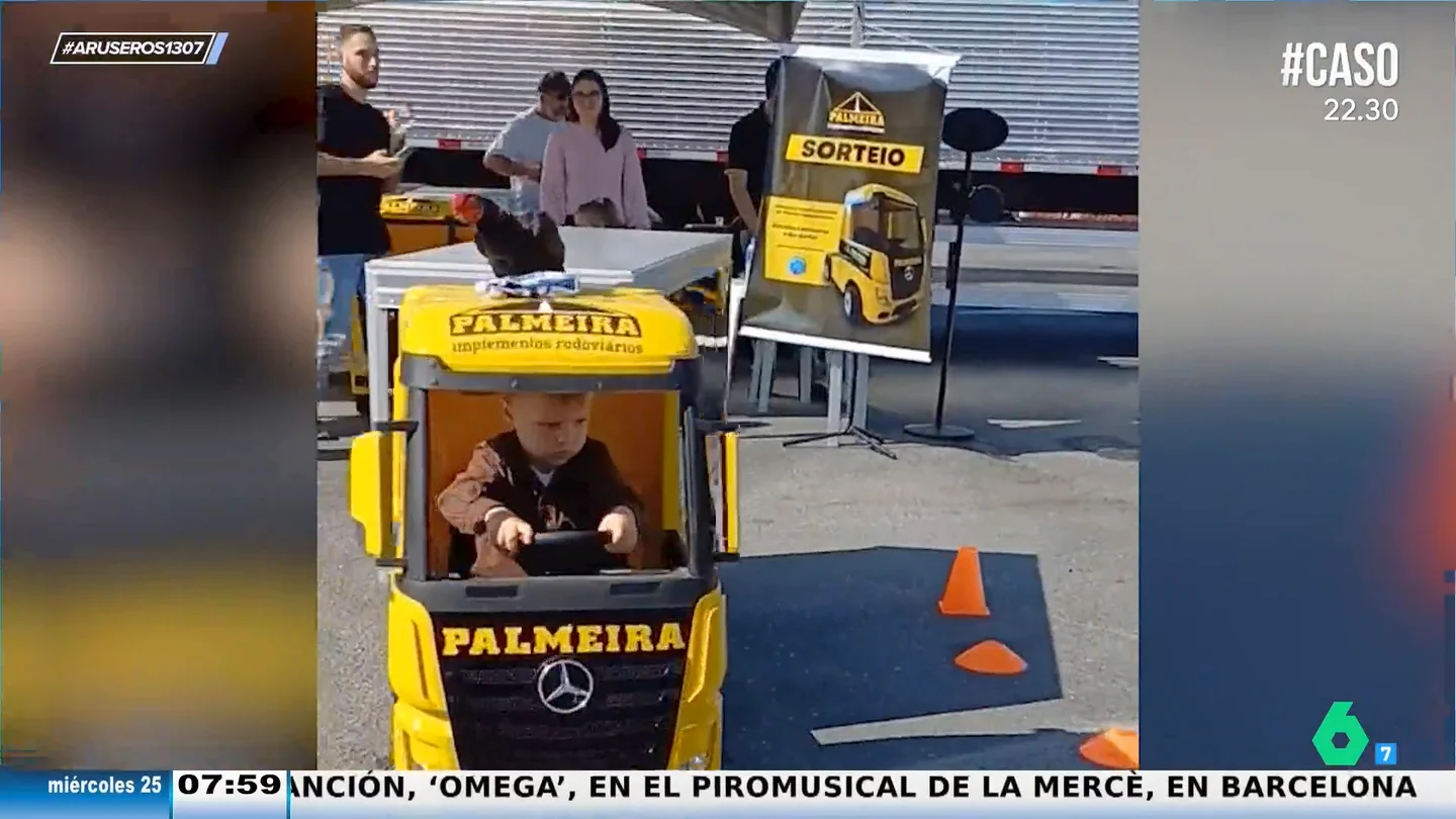 Un niño sorprende a todos los adultos presentes mostrando su destreza al conducir un camión Un niño sorprende a todos los adultos presentes mostrando su destreza al conducir un camión