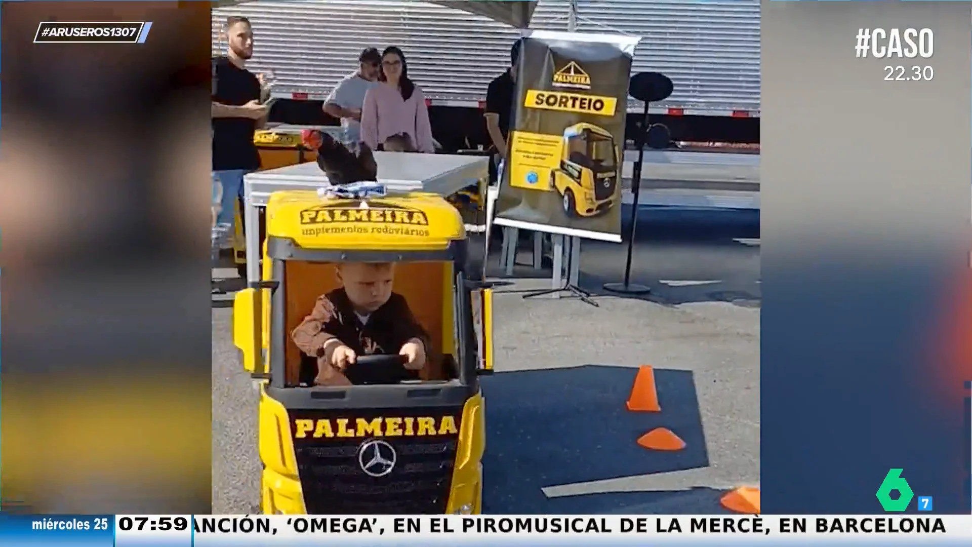 Un niño sorprende a todos los adultos presentes mostrando su destreza al conducir un camión