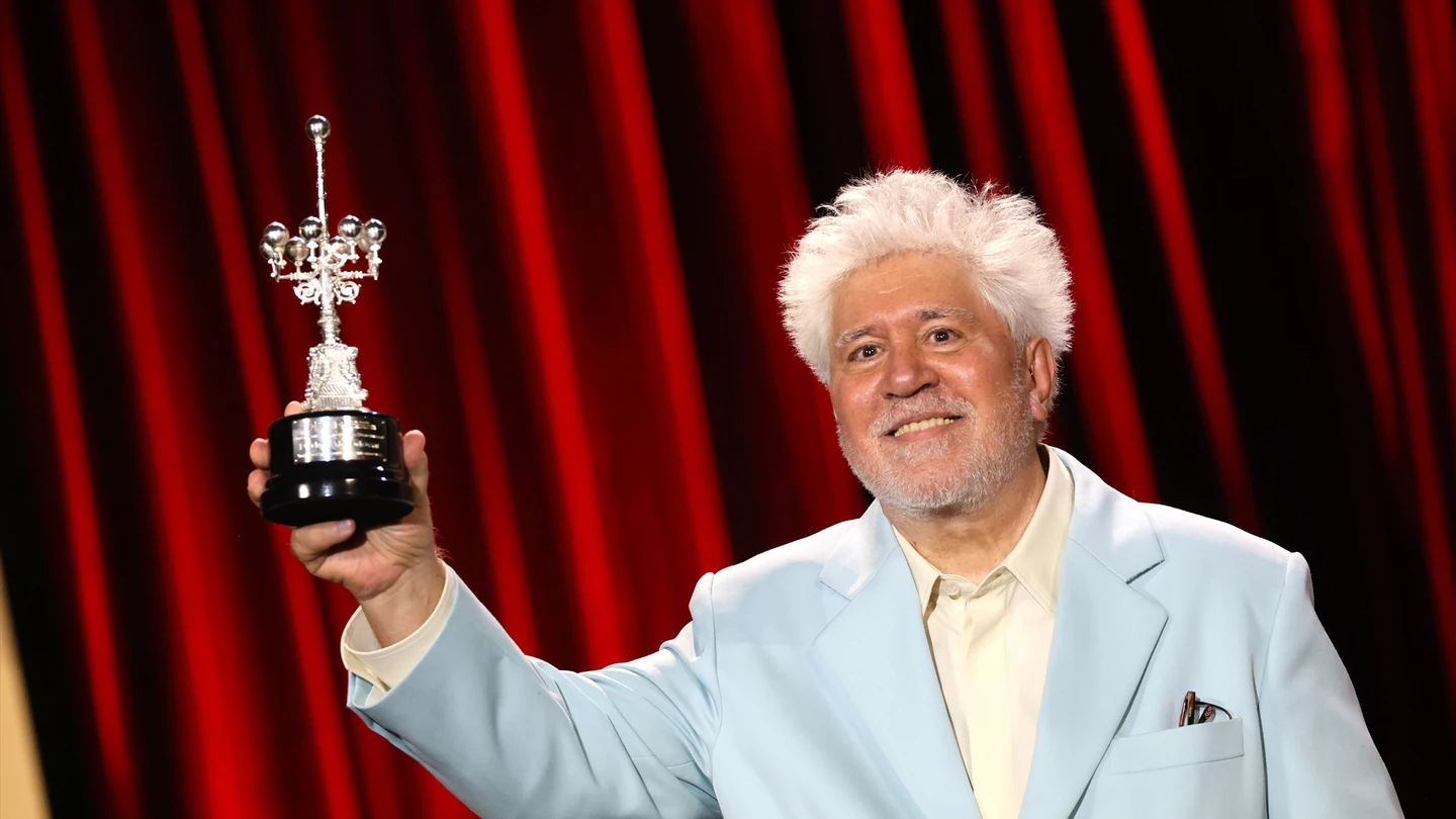 Pedro Almodóvar recibe el Premio Donostia en el Festival de Cine de San Sebastián, a 26 de septiembre de 2024 Pedro Almodóvar recibe el Premio Donostia en el Festival de Cine de San Sebastián, a 26 de septiembre de 2024