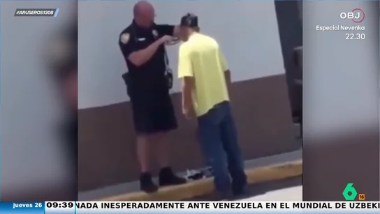 Un policía ayuda a afeitarse a una persona sintecho para que vaya a la entrevista de trabajo como un pincel Un policía ayuda a afeitarse a una persona sintecho para que vaya a la entrevista de trabajo como un pincel