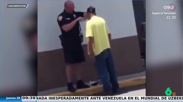 Un policía ayuda a afeitarse a una persona sintecho para que vaya a la entrevista de trabajo como un pincel