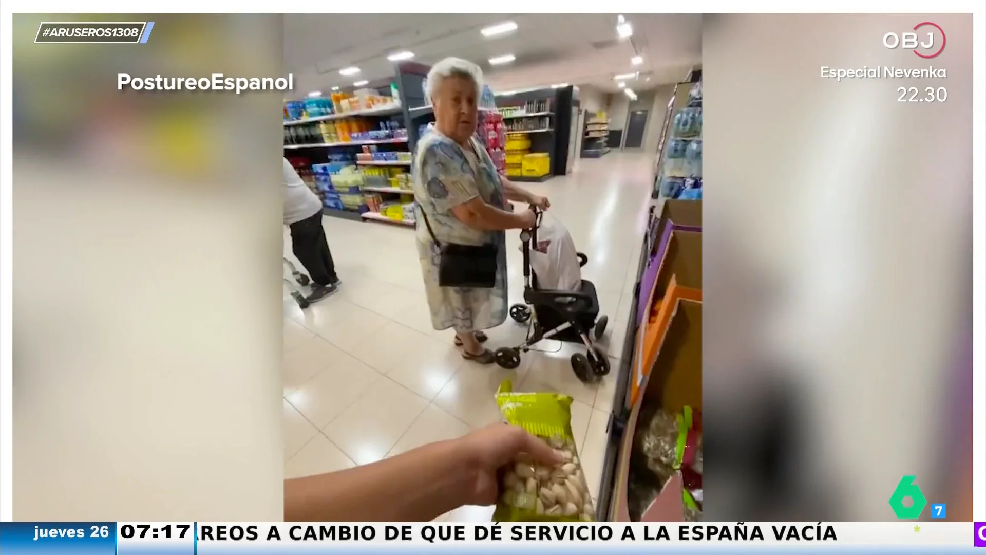 Una joven demuestra una teoría que dice que si tocas algo en el super con tu abuela, te lo va a querer comprar