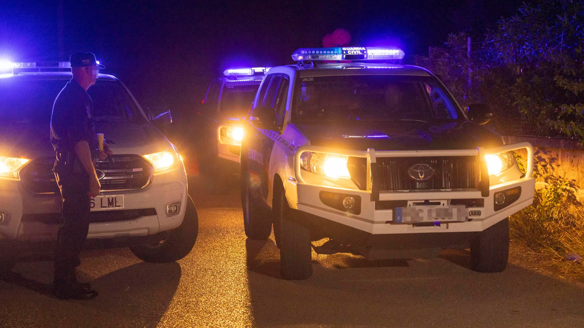 Patrullas de la Guardia Civil cerca de la casa donde un hombre habría matado a su suegra en Mallorca.