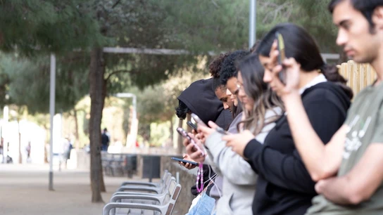 El 72% de los jóvenes recurren a sus padres o amigos para informarse de una noticia Jóvenes con móviles