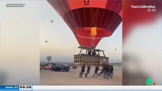 El impactante momento en el que un globo aerostático choca en el despegue contra un coche en Capadocia El impactante momento en el que un globo aerostático choca en el despegue contra un coche en Capadocia
