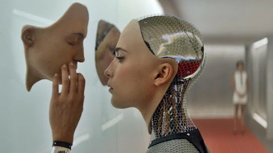 Ex Machina, de Alex Garland Los peligros de la inteligencia artificial y cómo un robot podría alcanzar la consciencia es un tema que se lleva abordando desde los mismos orígenes del cine (Metrópolis, 1926) hasta la saga Terminator. De todas ellas, la que escribe y dirige Alex Garland (este año saboreando las mieles del éxito con Civil War) podría ser la más inquietante, perturbadora y cercana. Alicia Vikander se convierte en esta cinta en un androide creado por Oscar Isaac al que Domhnall Gleeson tiene que evaluar con e...
