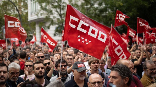 Decenas de personas durante una protesta por la reducci&oacute;n de la jornada laboral, frente a la CEOE, a 26 de septiembre de 2024, en Madrid (Espa&ntilde;a). 
