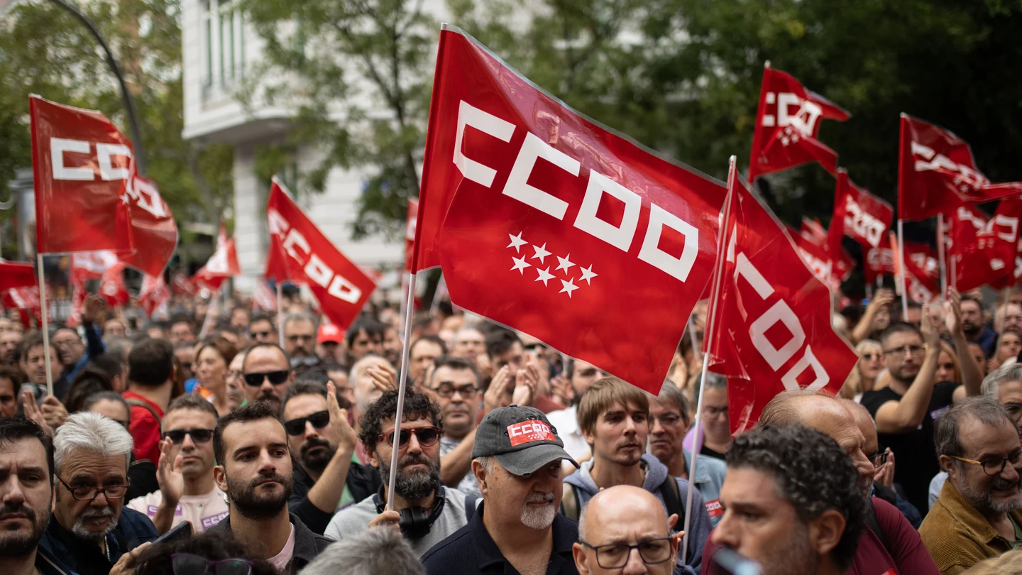 Decenas de personas durante una protesta por la reducción de la jornada laboral, frente a la CEOE, a 26 de septiembre de 2024, en Madrid (España). Decenas de personas durante una protesta por la reducción de la jornada laboral, frente a la CEOE, a 26 de septiembre de 2024, en Madrid (España).