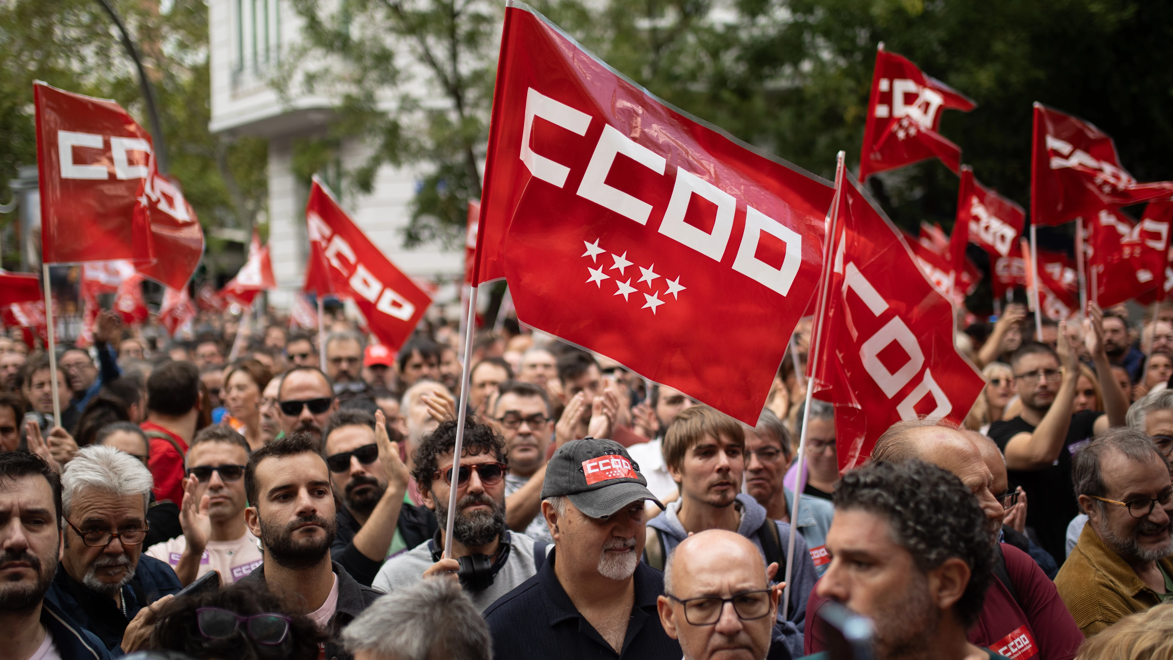 Decenas de personas durante una protesta por la reducción de la jornada laboral, frente a la CEOE, a 26 de septiembre de 2024, en Madrid (España). 