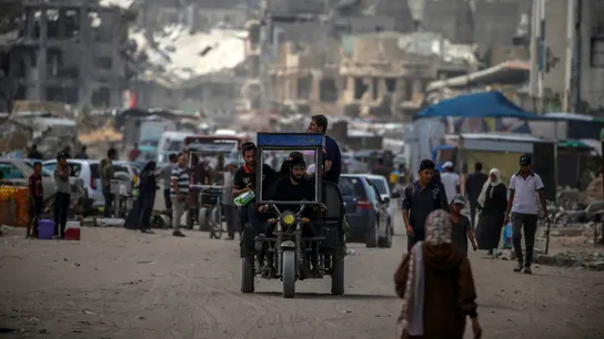 Palestinos caminan entre los edificios destruidos en Jan Yunis. Palestinos caminan entre los edificios destruidos en Jan Yunis.