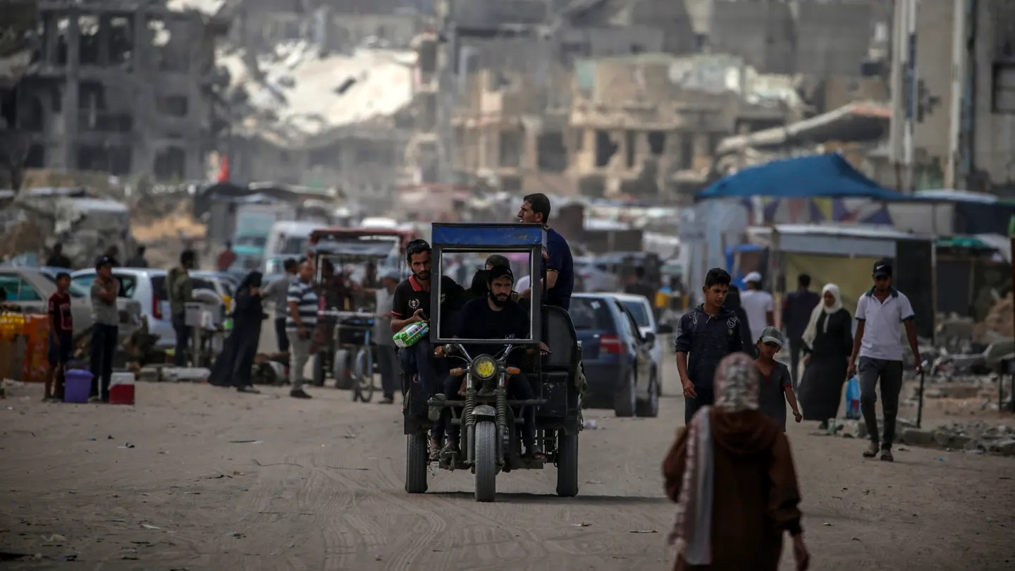 Palestinos caminan entre los edificios destruidos en Jan Yunis. Palestinos caminan entre los edificios destruidos en Jan Yunis.
