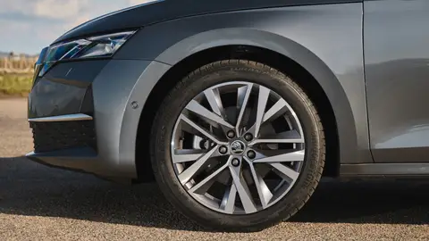 Es la sensatez con ruedas, un coche con 600 l de maletero, consumo de mechero y con el que podrás hacer 1.000 km sin parar a repostar Es la sensatez con ruedas, un coche con 600 l de maletero, consumo de mechero y con el que podrás hacer 1.000 km sin parar a repostar