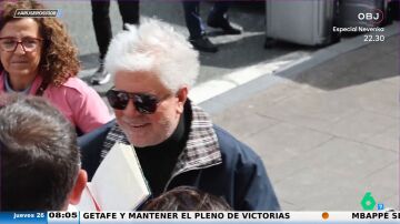 Los fans reciben a Pedro Almodóvar por su cumpleaños en el Festival de San Sebastián donde recibirá el premio honorífico 