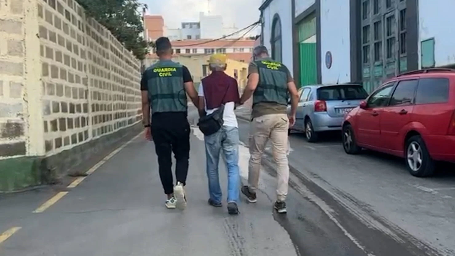 Momento de la detención del hombre de 70 años acusado de múltiples agresiones sexuales en Gran Canaria.